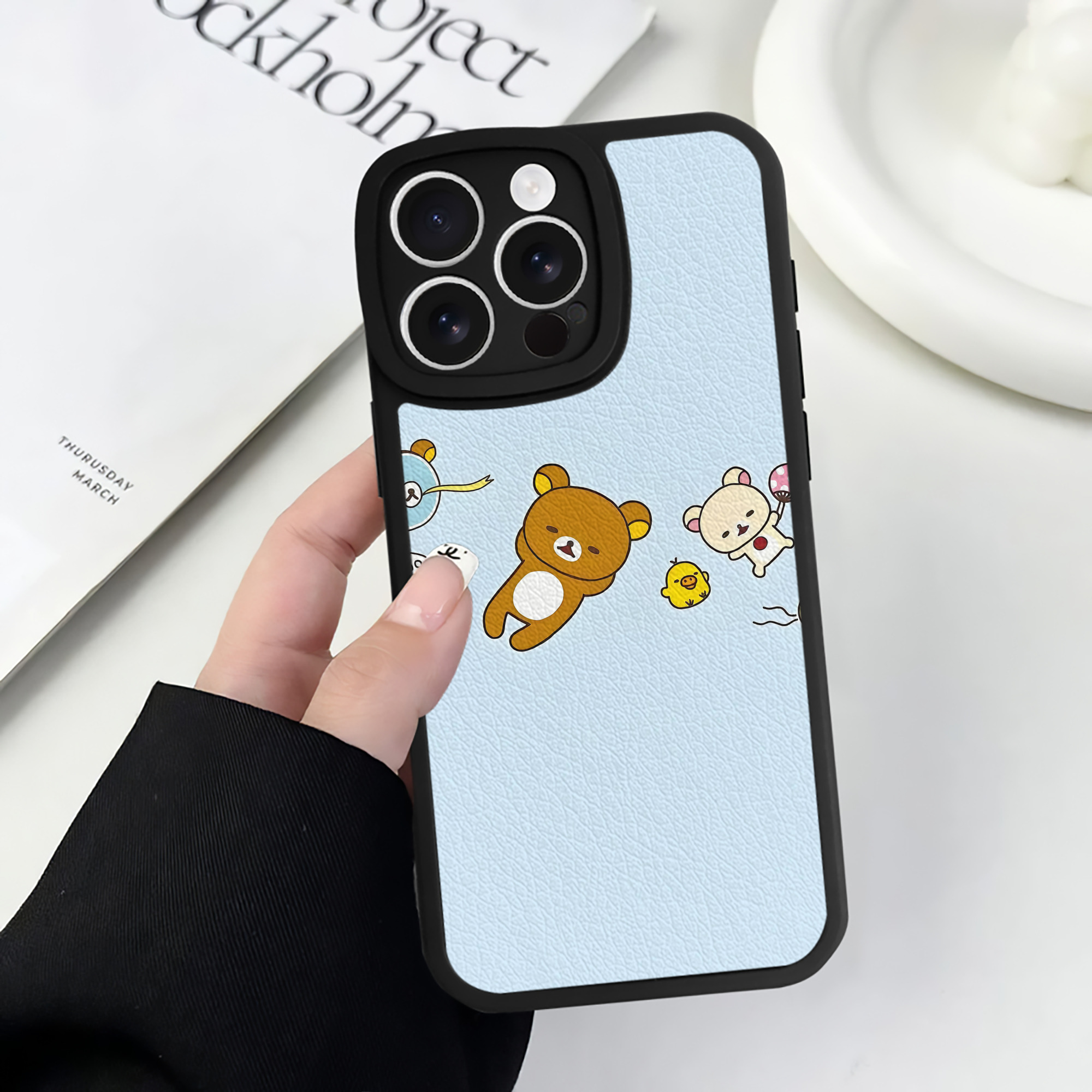 （画像用） リラックマ リラックマ キイロイトリ Rilakkuma Korilakkuma Kiiroitori 【iPhone 16シリーズ対応】シリコンスマホケース（レザー調） 材質：シリコン